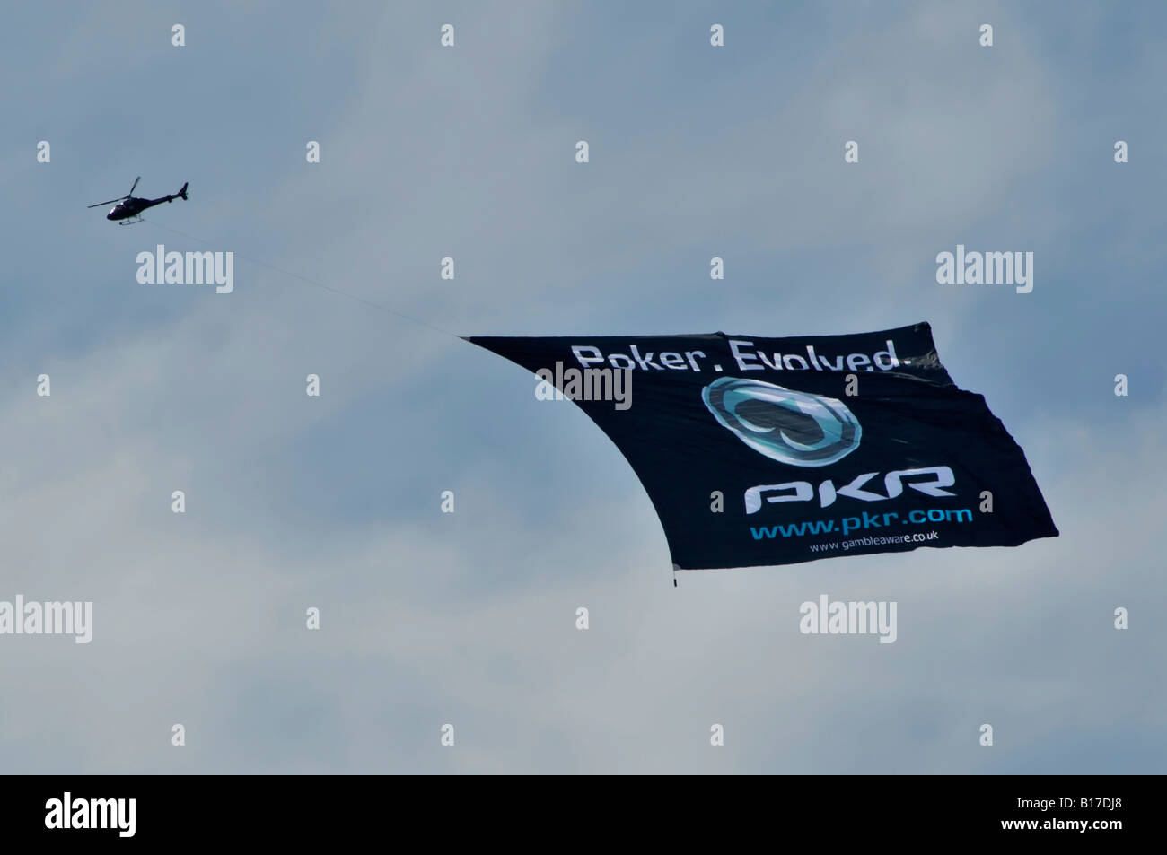 London Helecopter Abschleppen einen große Werbe-Banner Förderung poker Stockfoto