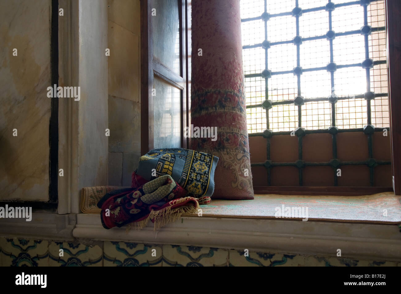 Gebetsteppiche in der El-Balanenfamilie Moschee, Acre (Akko), Nordisrael gefaltet Stockfoto