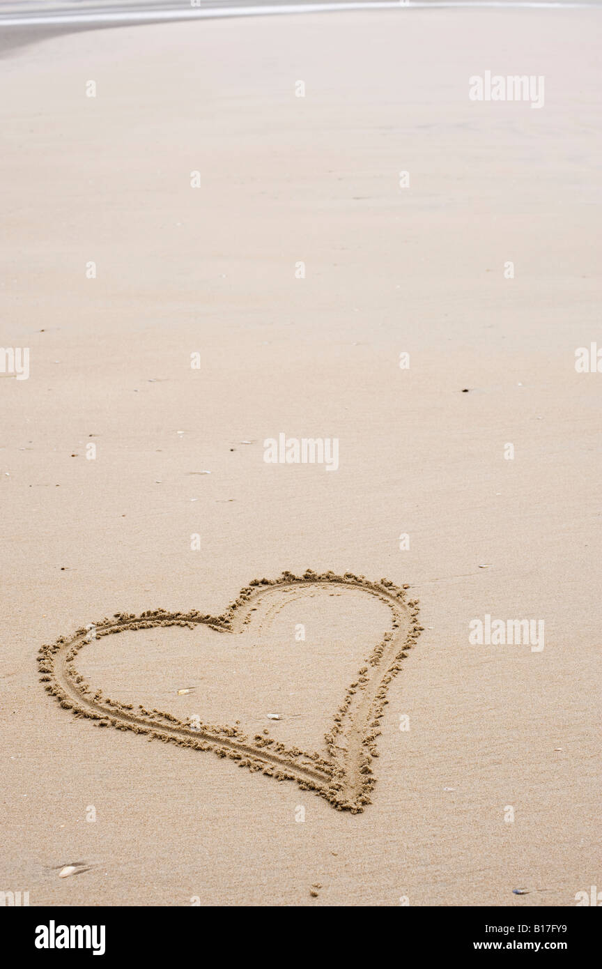 Liebe Herz an einem Strand in den Sand gezeichnet. UK Stockfoto
