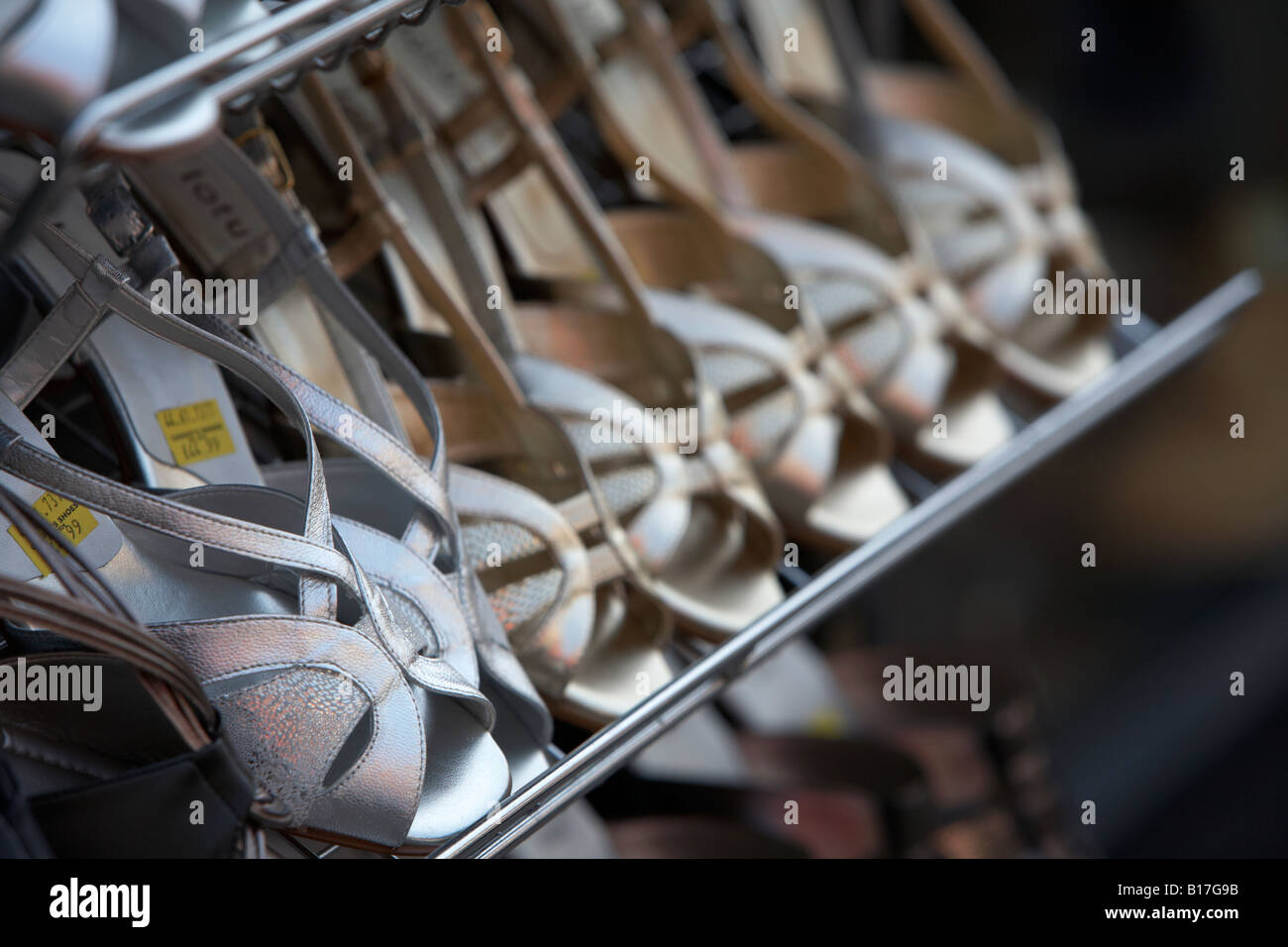 Reihe von neuen Damen Silber und Gold offene toed Schuhe mit Preisen auf Verkaufsdisplay außerhalb Schuh Shop-Nordirland Stockfoto