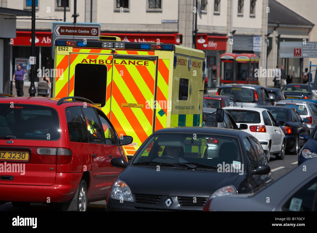 Nordirland Ambulance Service Rettungswagen sitzt in der Mitte des Verkehrs Downpatrick Grafschaft, Nord-Irland Stockfoto