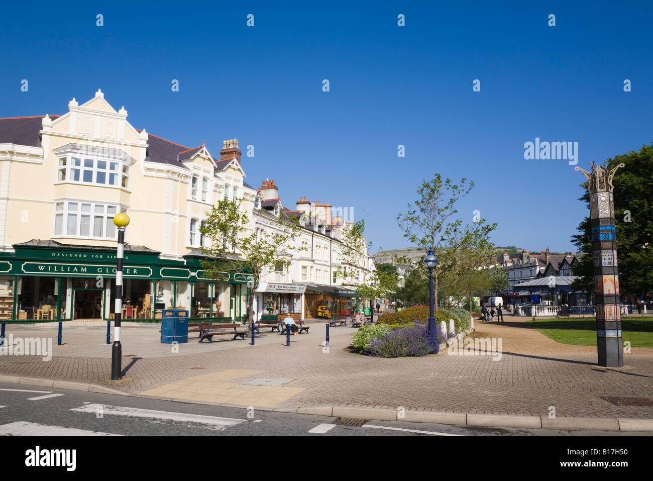 Mostyn Street Llandudno North Wales UK. Geschäfte in eleganten viktorianischen 19. Jahrhundert Gebäude mit Fußgängerzone im Stadtzentrum Stockfoto