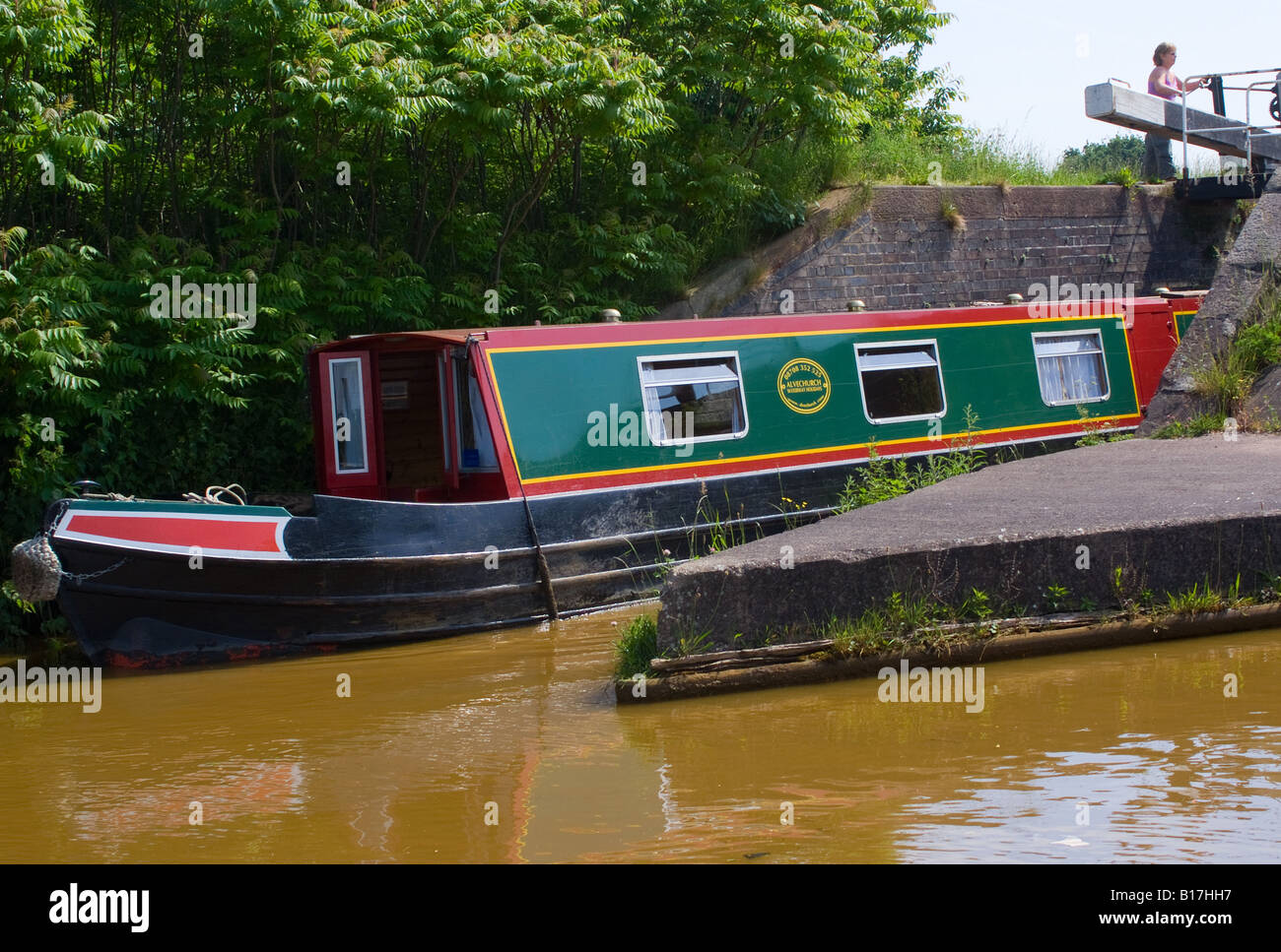 Eine schmale Boot verlassen eine Sperre für das Trent und Mersey Kanal in der Nähe von Rode Heath Cheshire England Großbritannien Stockfoto