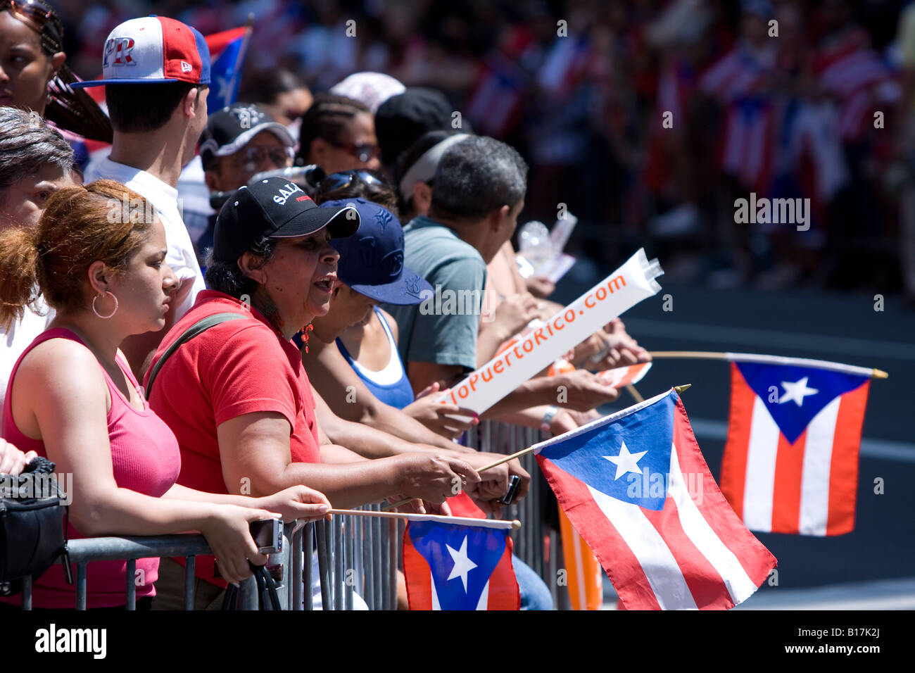 Zuschauer stehen entlang der 5th Avenue in New York City für die 2008 Puerto Rican Day parade Stockfoto