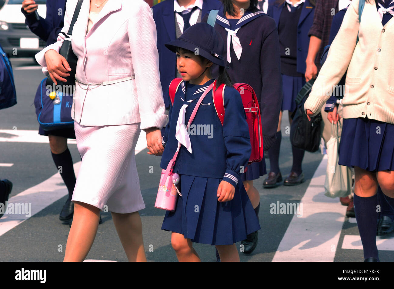 Mädchen in Schuluniform mit Mama Kyoto Japan Stockfoto