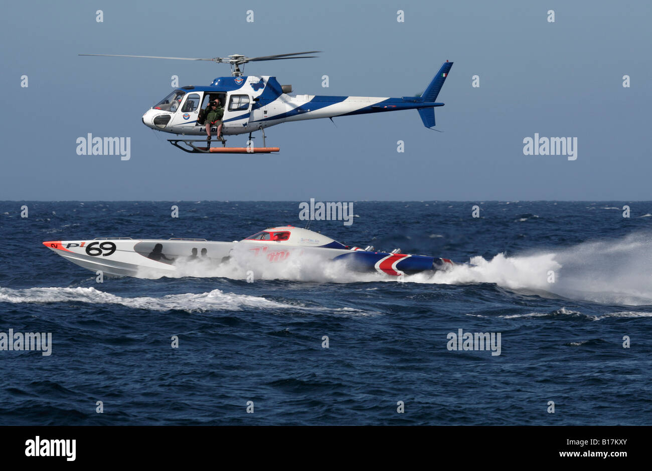Helicopter flying low Neben einem Power Boat während Motorboot P1 Racing Stockfoto