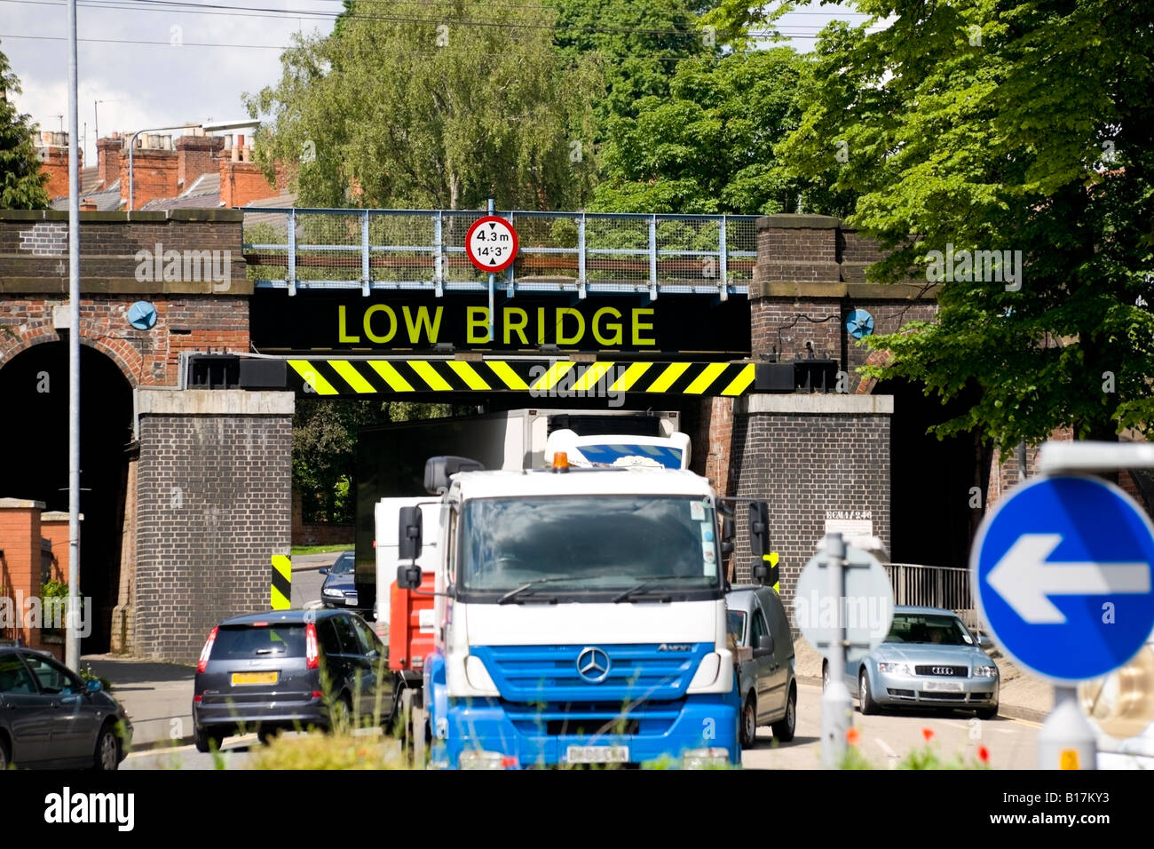 LKW fahren über eine niedrige Eisenbahnbrücke. Grantham, Lincs Stockfoto