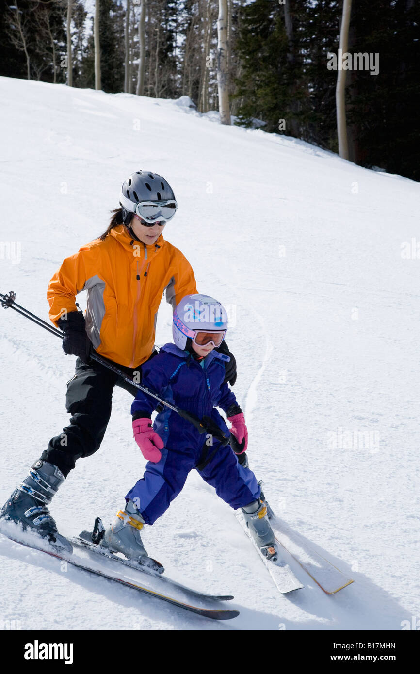 Asiatische Mutter und Tochter Skifahren Stockfoto