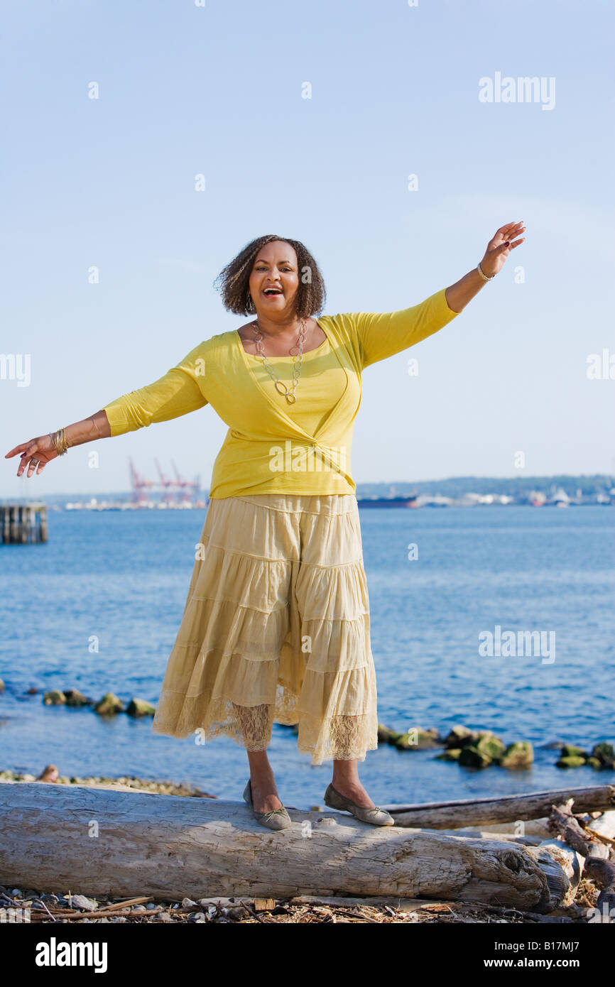 Afrikanische amerikanische Frau auf log Stockfoto