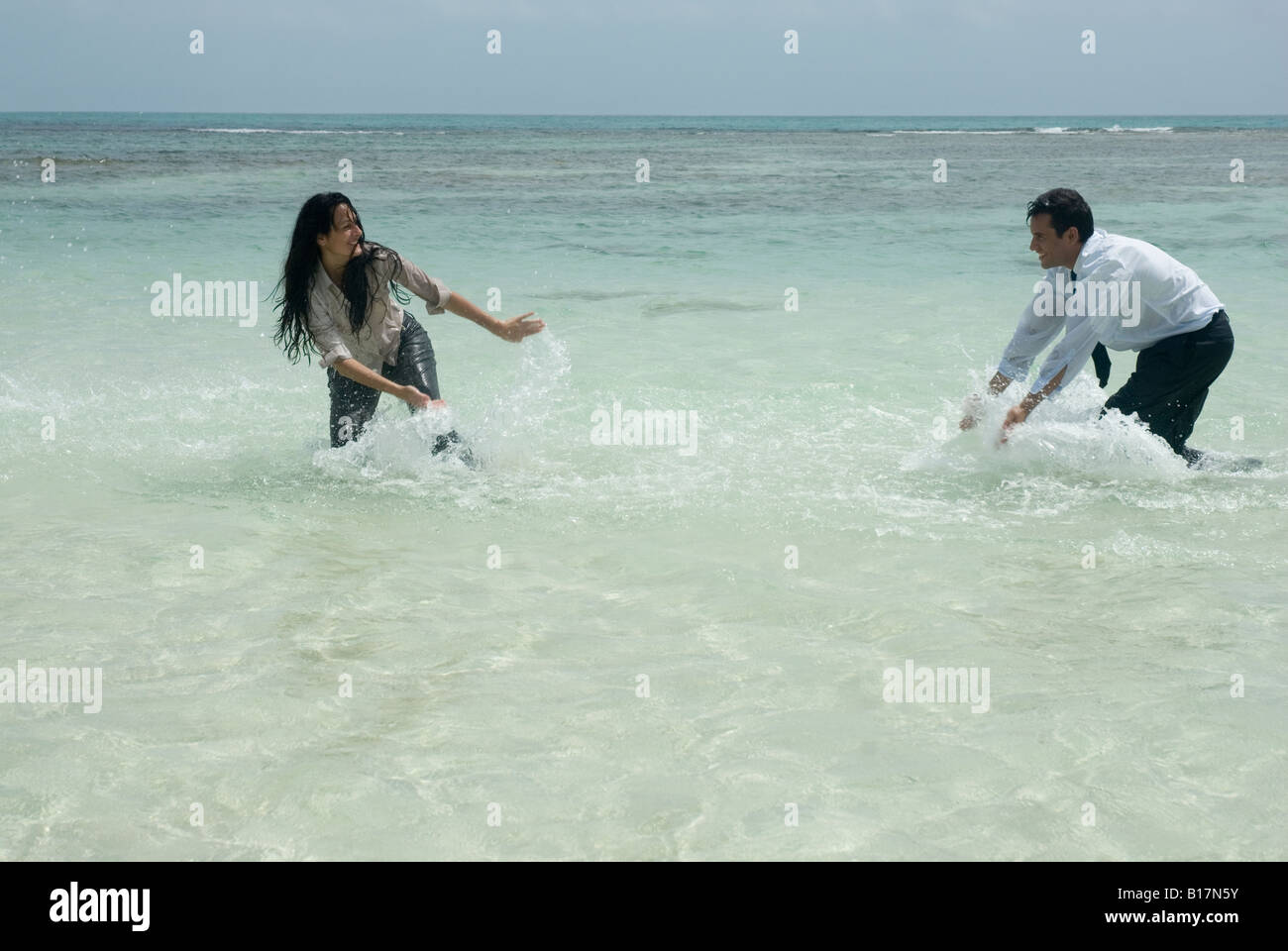 Hispanische Geschäftsleute spielen im Wasser Stockfoto