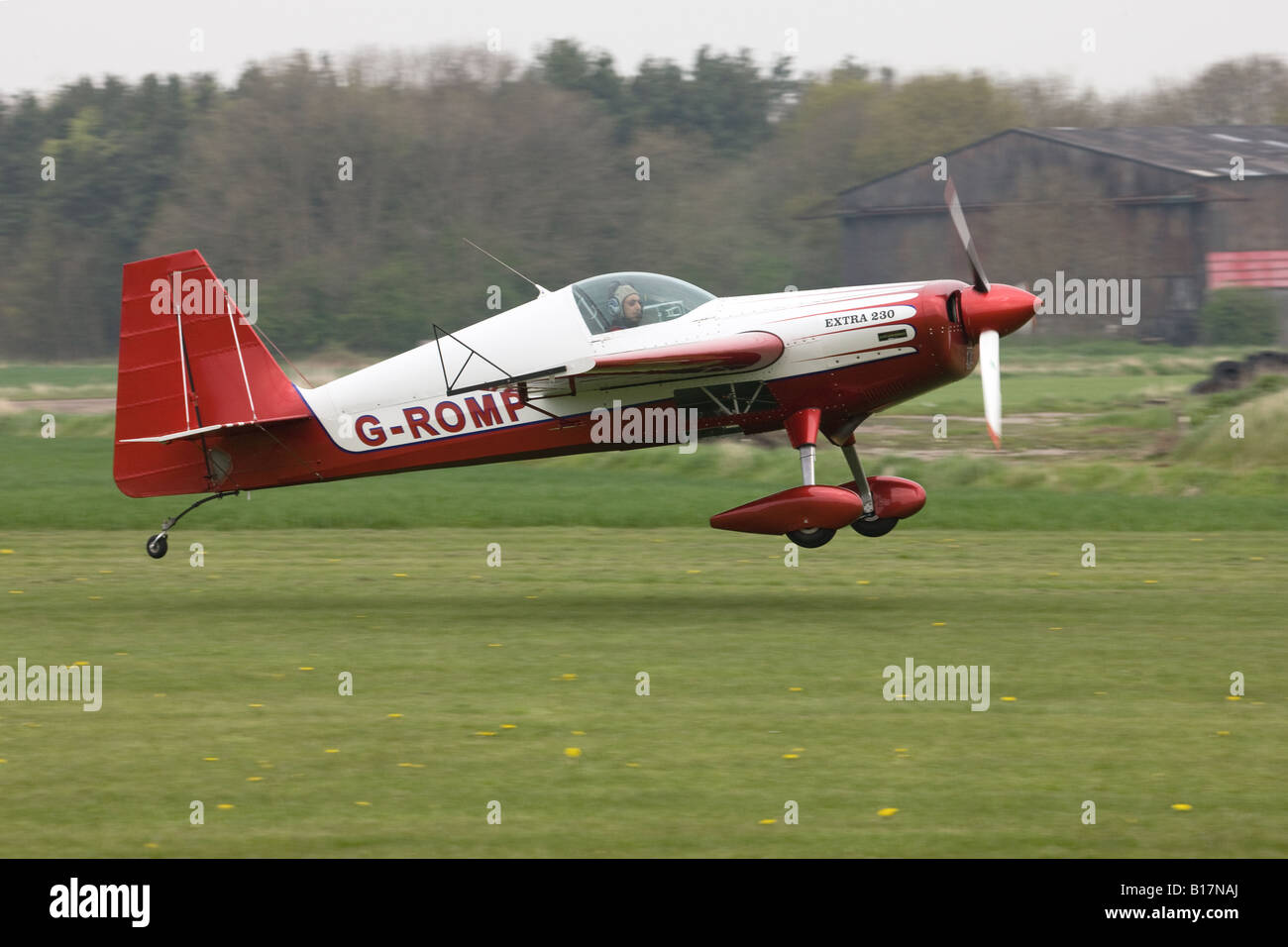 Zusätzliche EA230H G-toben @ Breighton Flugplatz landen Stockfoto