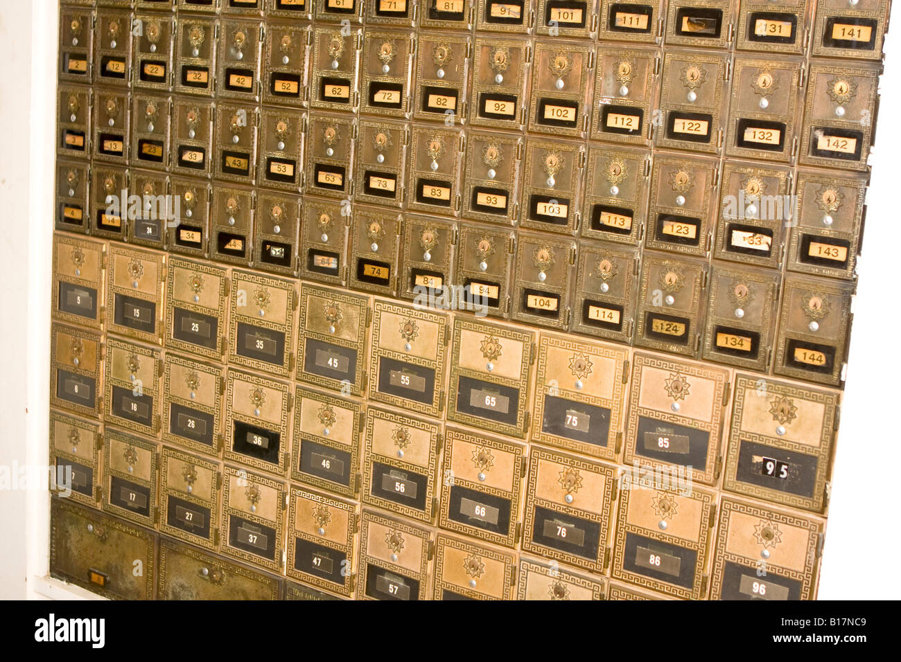 Messing antik Briefkästen am Postschalter Andersonville Georgien Stockfoto