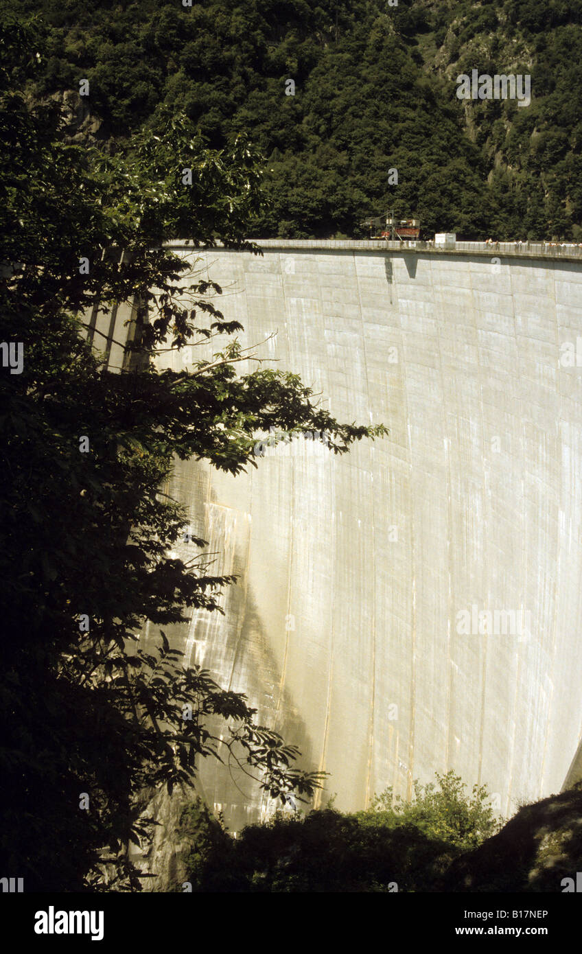 Verzasca Dam, Lago di Vogorno, Tessin, Schweiz - in Goldeneye, Bond Stockfoto