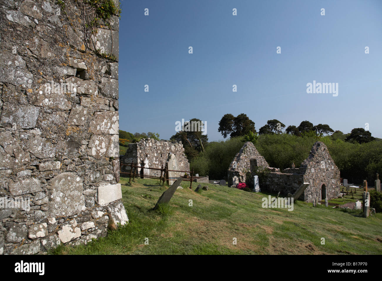 Blick hinunter auf den mittleren und südlichen Kirchen aus dem 15. Jahrhundert Nordkirche, eines der drei Loughinisland Kirchen Stockfoto