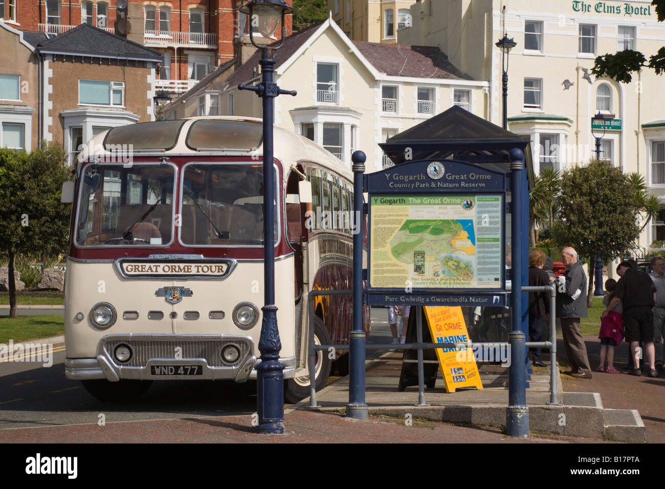 Llandudno North Wales UK alten Bus für Great Orme Tour mit Menschen Schlange im Tierheim im Ferienort an der Westküste im Sommer Stockfoto
