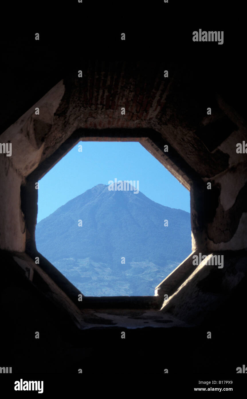 Agua Vulkan umrahmt von einem achteckigen Fenster, Antigua, Guatemala Stockfoto