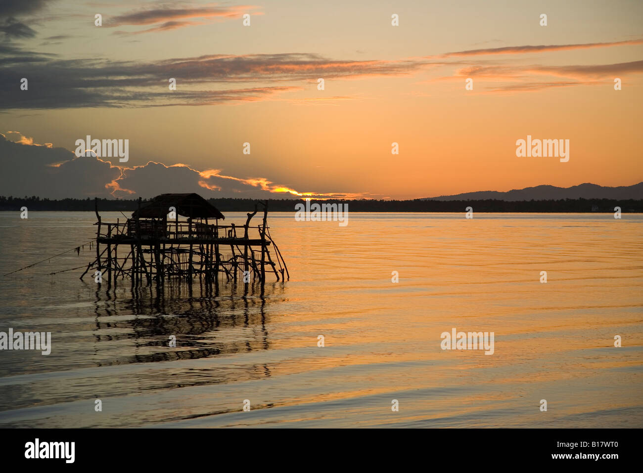 Fischer-Hütte am Sonnenuntergang Cabilao Island Central Visayas-Philippinen Stockfoto