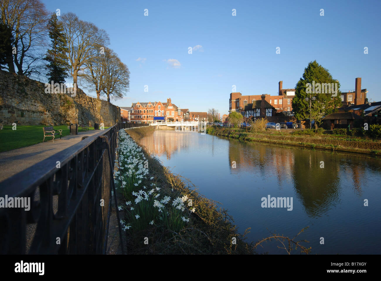 England, Kent, UK, Blick auf Tonbridge Stadt mit Fluss Medway im Vordergrund Stockfoto