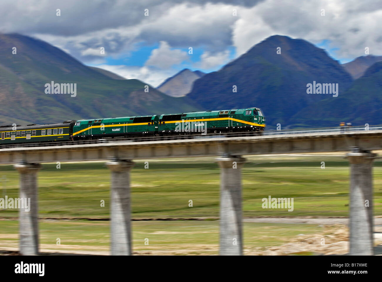 China, Tibet, Zug auf Brücke Stockfoto