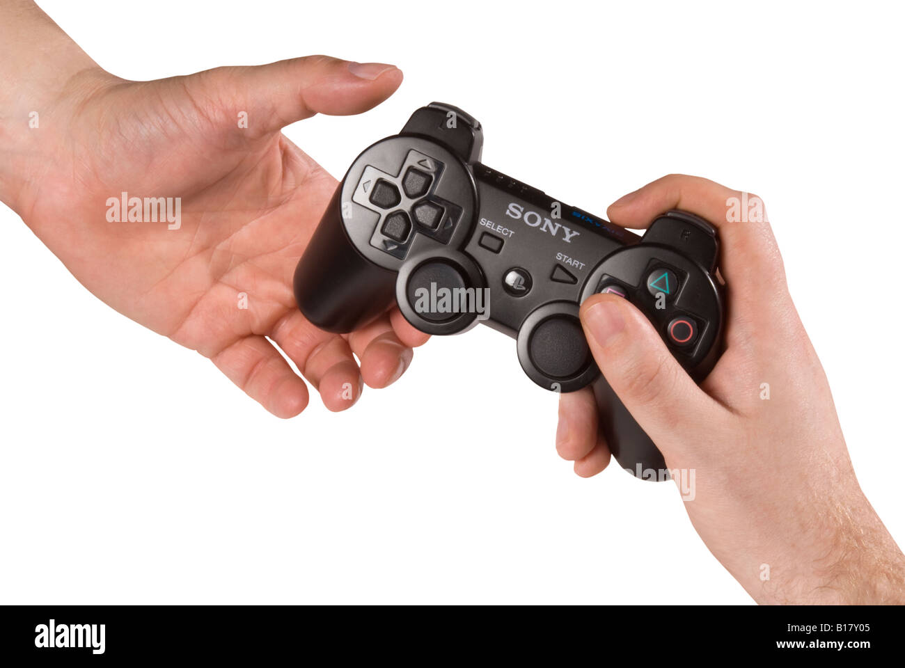 Zwei Hände, vorbei an einem Spiele-Controller Stockfoto