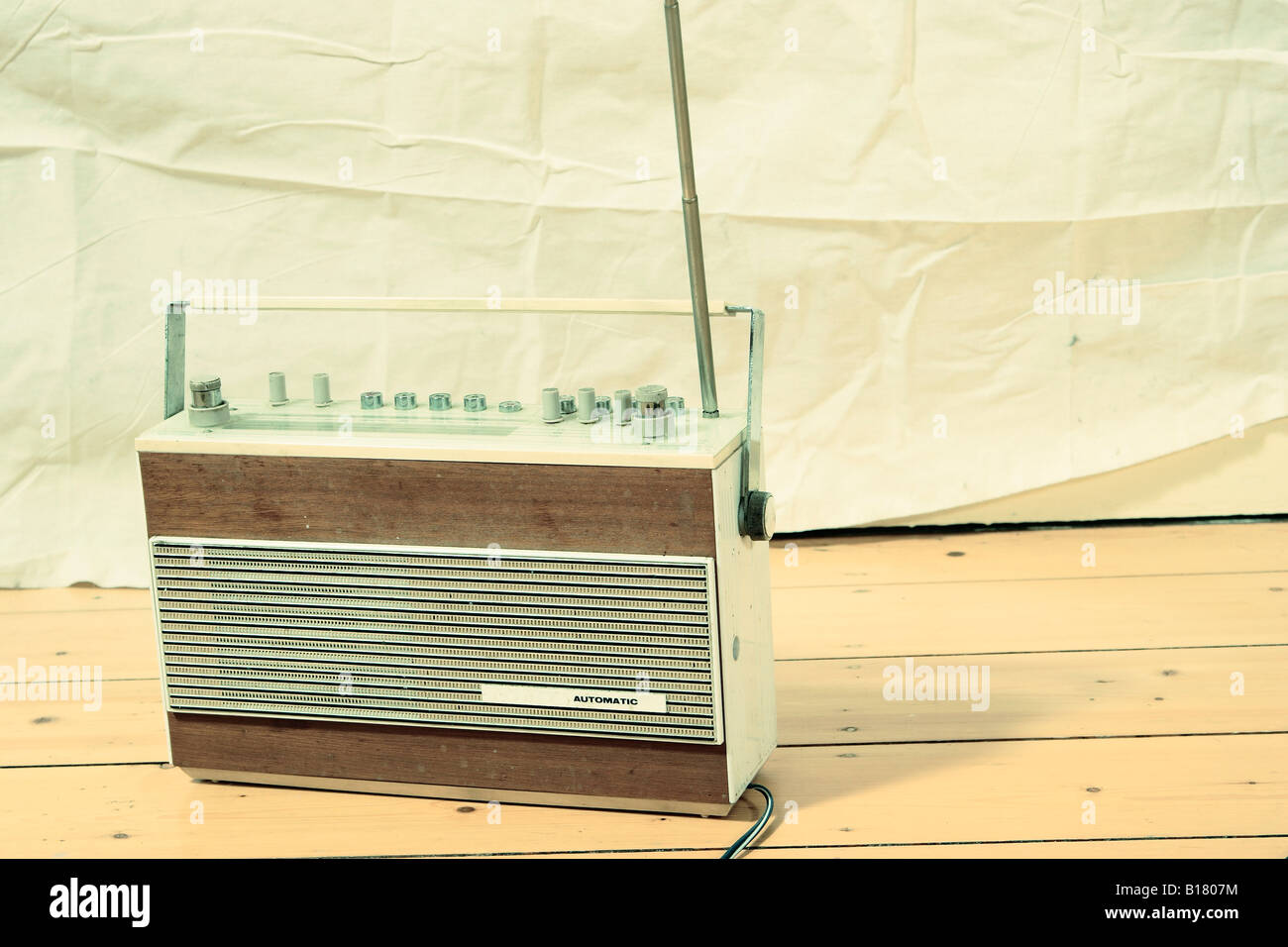 Radio auf Holzboden Stockfoto