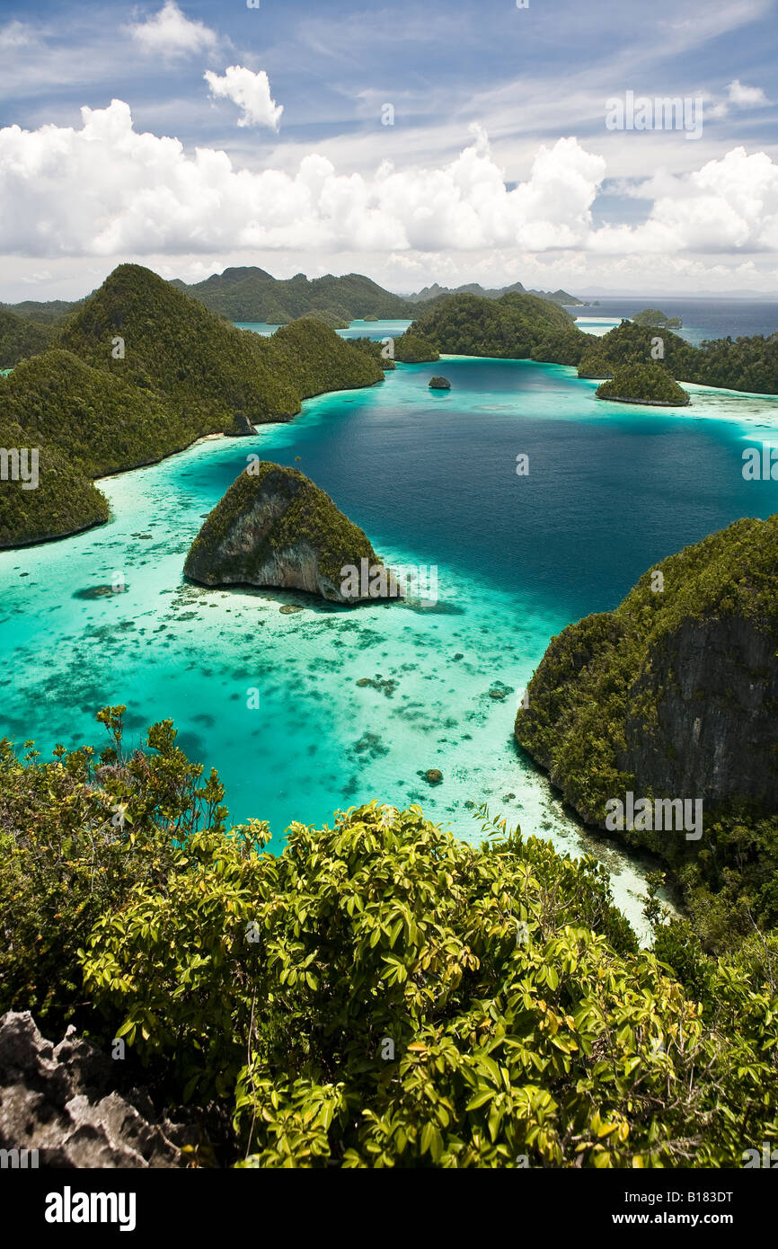 Luftbild von Kalksteininseln und Lagune Wayag Raja Ampat Indonesien Stockfoto