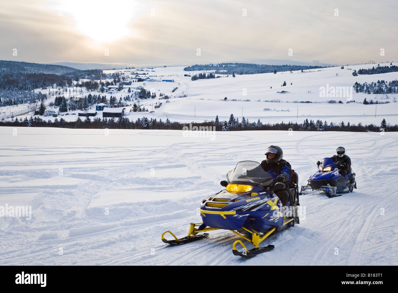 Schneemobilfahrer Reisen durch Charlevoixs Hinterland, klingelte Sainte-Marie, Les Éboulements, Québec, Kanada. Stockfoto