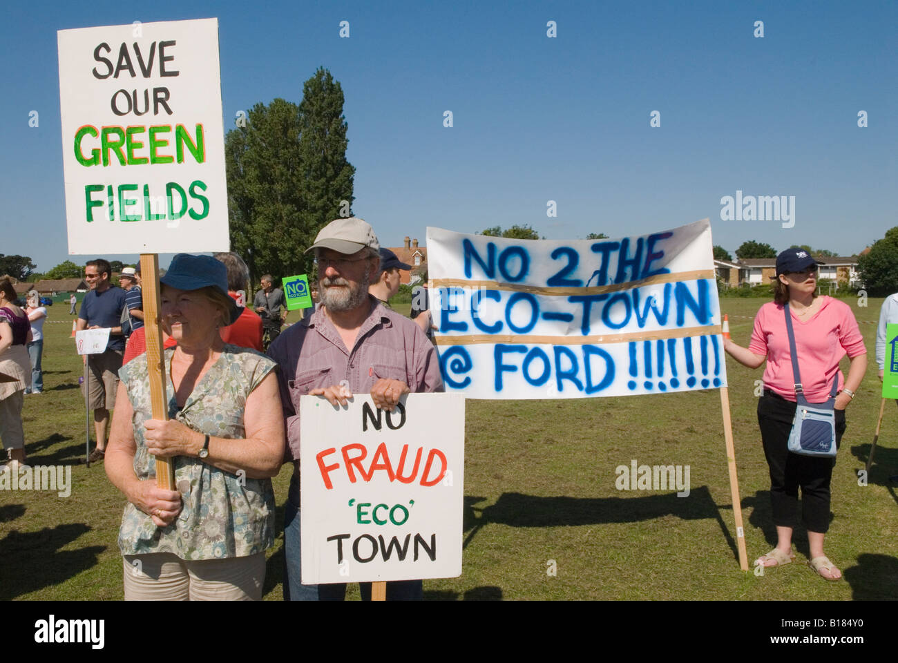 Village Community, Leute versammelten sich, um gegen die geplante neue Öko-Stadt auf Greenfield-Gelände in Ford West Sussex UK 2008 2000s HOMER SYKES zu protestieren Stockfoto
