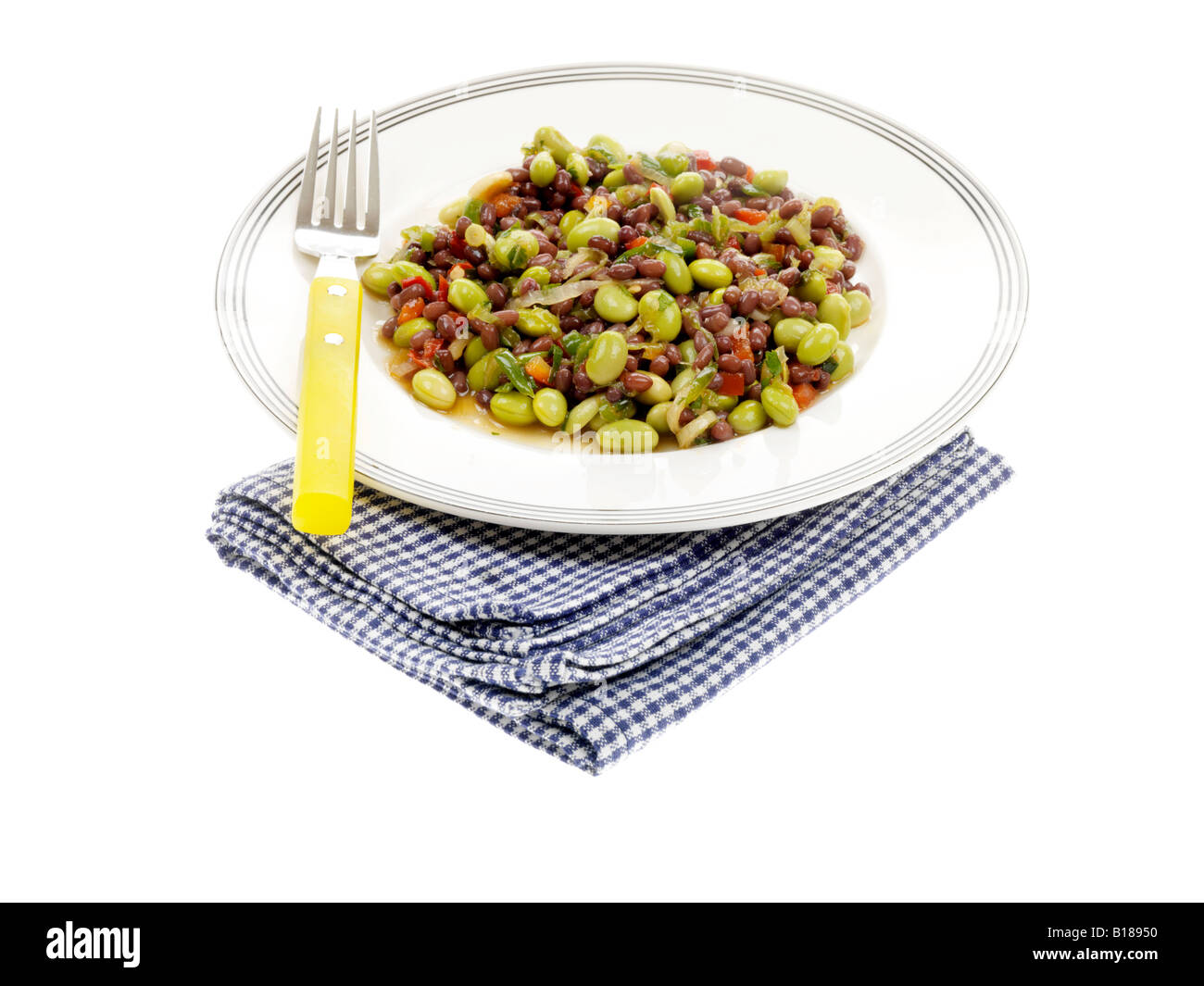 Frische, gesunde vegetarische Mahlzeit von Adzuki braune Linsen und Edamame Bohnensalat Isoliert gegen einen weißen Hintergrund mit keine Personen mit einen Freistellungspfad Stockfoto