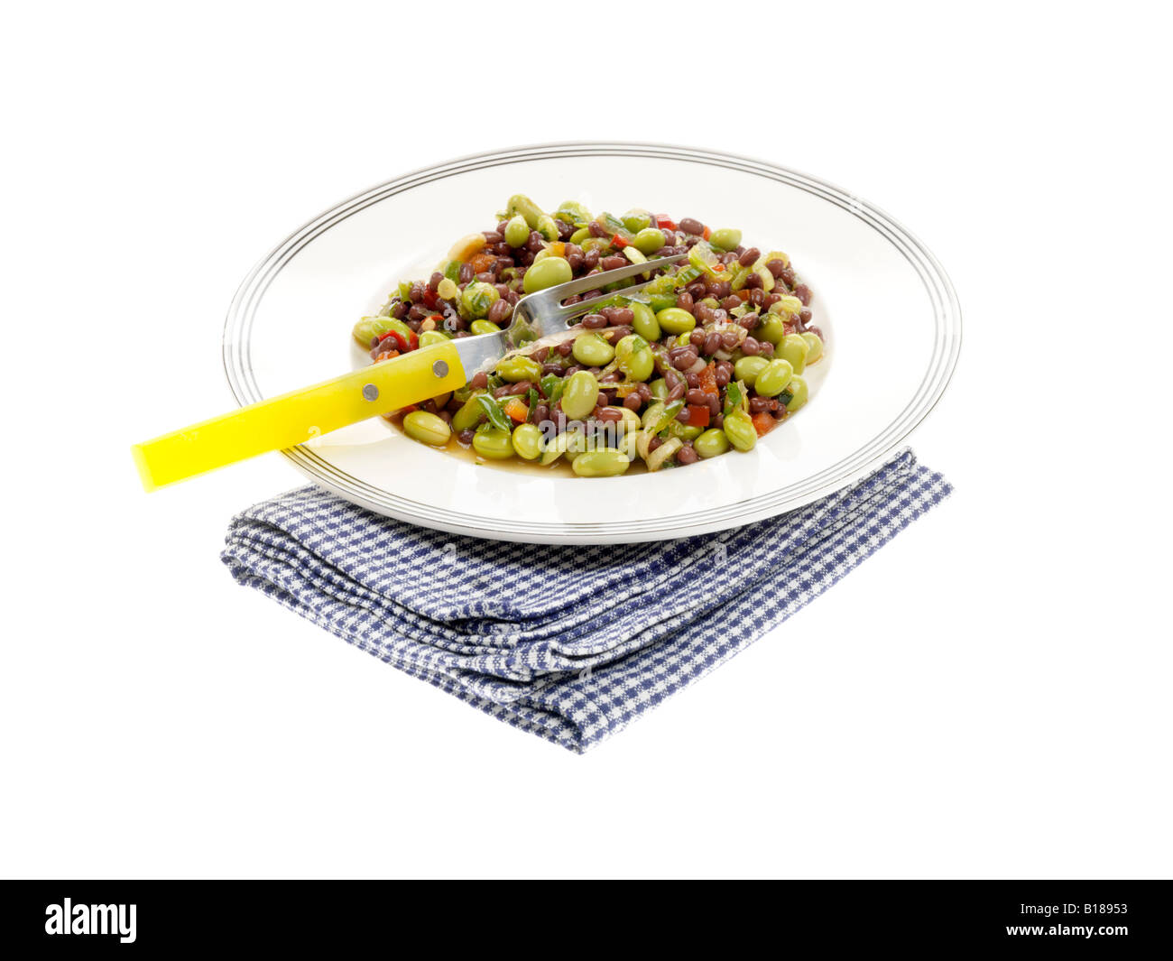 Frische, gesunde vegetarische Mahlzeit von Adzuki braune Linsen und Edamame Bohnensalat Isoliert gegen einen weißen Hintergrund mit keine Personen mit einen Freistellungspfad Stockfoto