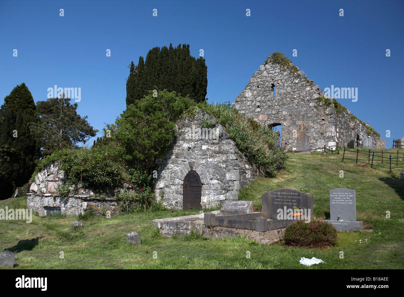 Gräber und Gräber mit dem 15. Jahrhundert nördlich der Kirche eines der drei Loughinisland Kirchen Grafschaft, Nord-Irland Stockfoto