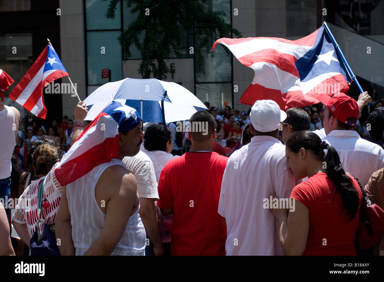 Zuschauer versammeln sich entlang der 5th Avenue in New York für 2008 Puerto Rican Day Parade Stockfoto