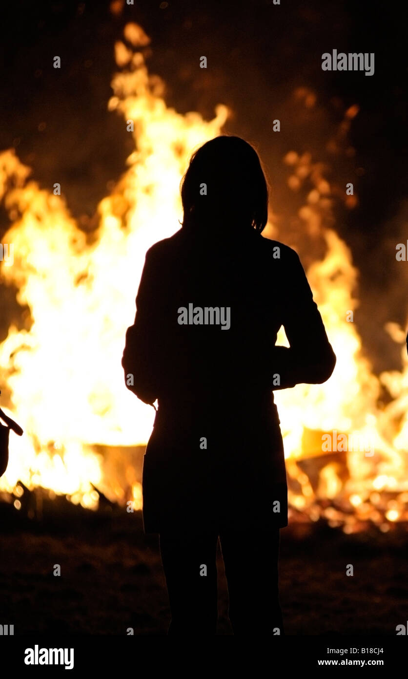 Frauen beobachten loderndes Feuer Stockfoto