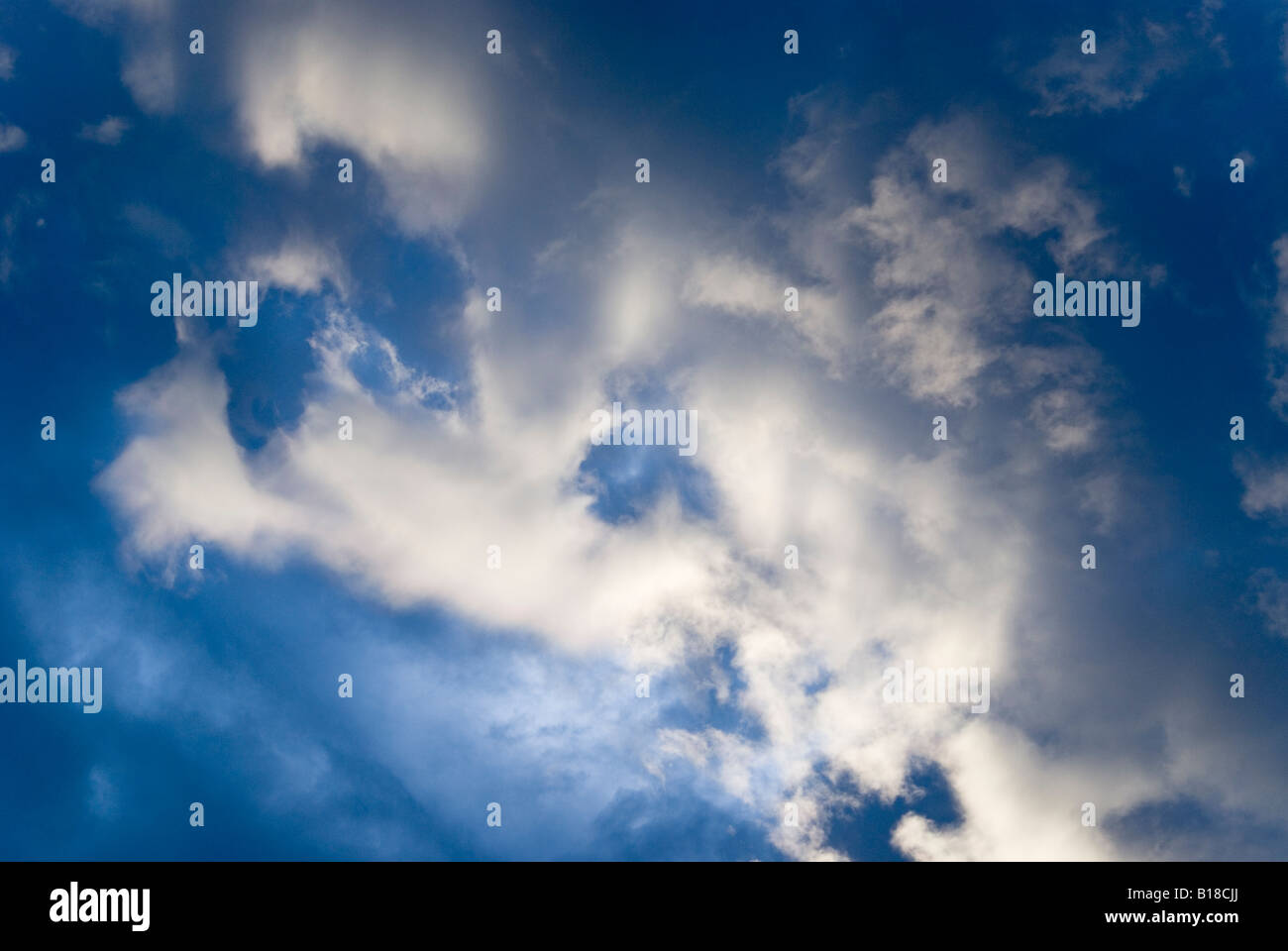 Weiße Wolkenfetzen gegen einen tiefen azurblauen Himmel in Boulder, Colorado, USA Stockfoto