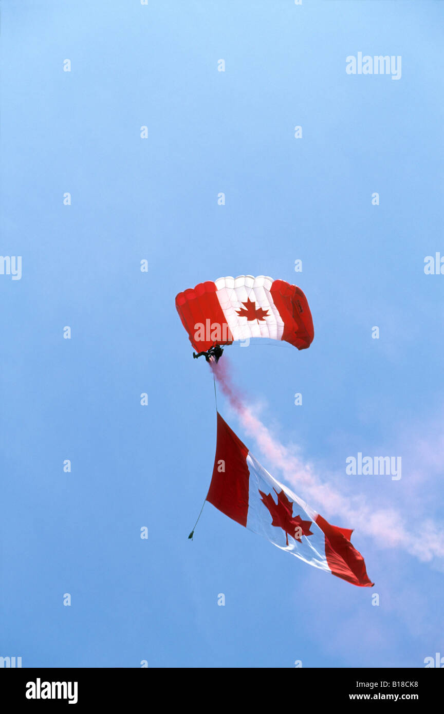 Kanadische bewaffnete Kräfte Himmel Tauchen sich kanadische Flagge Fallschirm am Canada Day Stockfoto