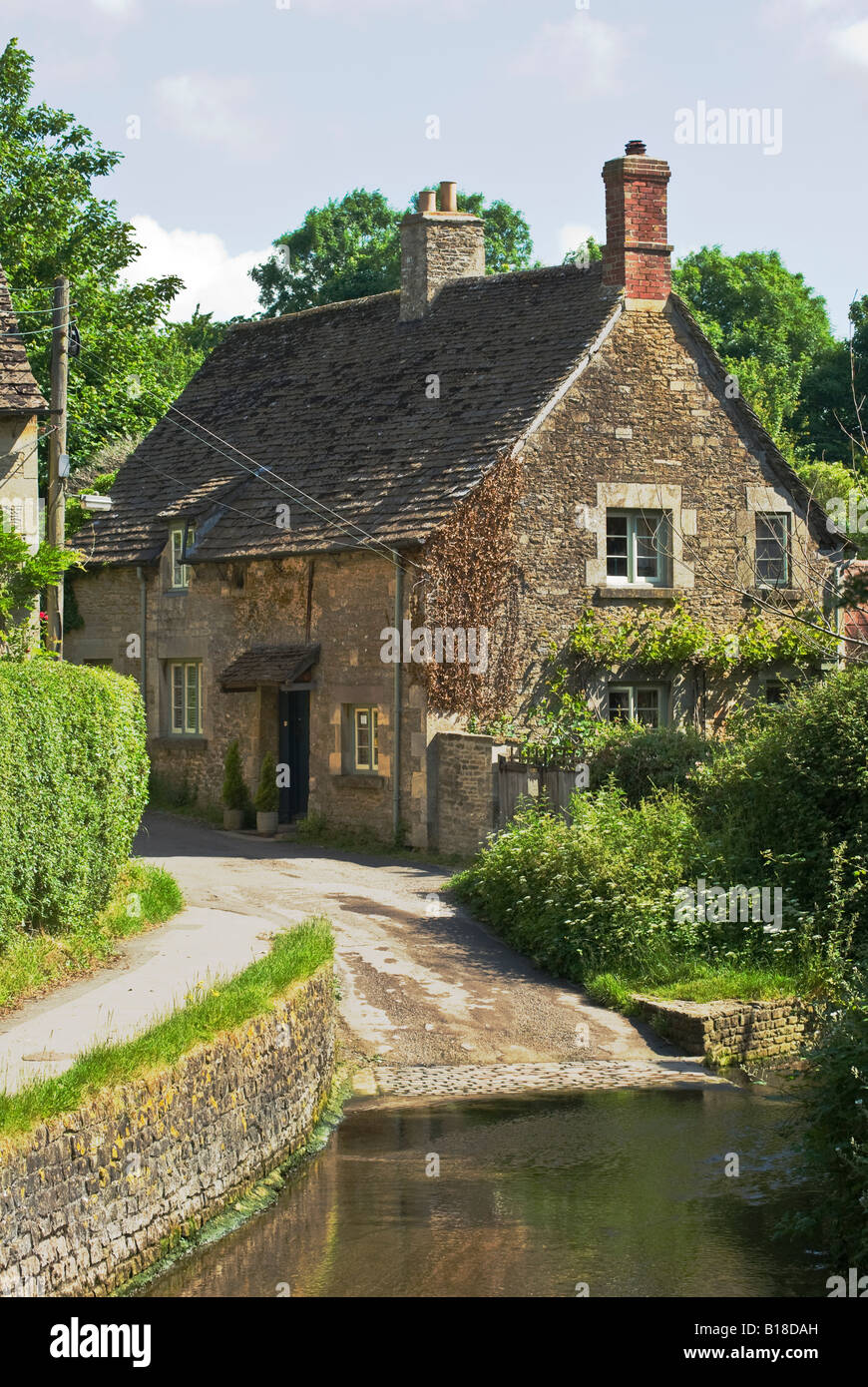 Eine ruhige Ecke auf ein altes englisches Dorf in den frühen Morgenstunden Stockfoto