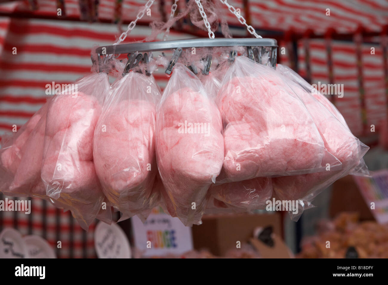 Taschen von pink Candy Floss Zuckerwatte hängen einen süßen Stand auf der Hennef können fair Stockfoto