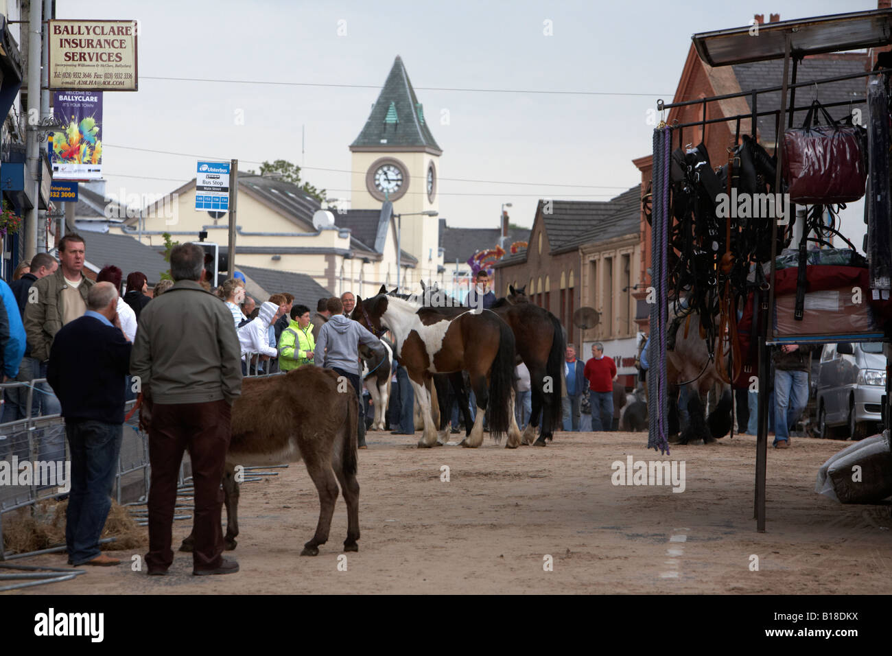 Hauptstraße abgesperrt und bedeckt im Sand für den jährlichen Kuhhandel Messe der Hennef kann fair Stockfoto