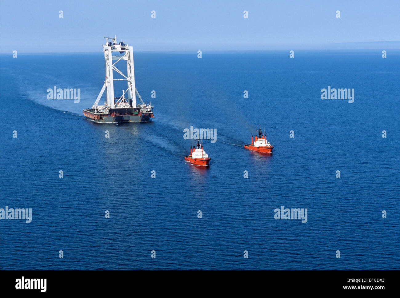Antenne des "Svanen" Kran geschleppt durch zwei Schlepper, Northumberland Strait, Prince Edward Canada, Bund gehen Stockfotografie - Alamy
