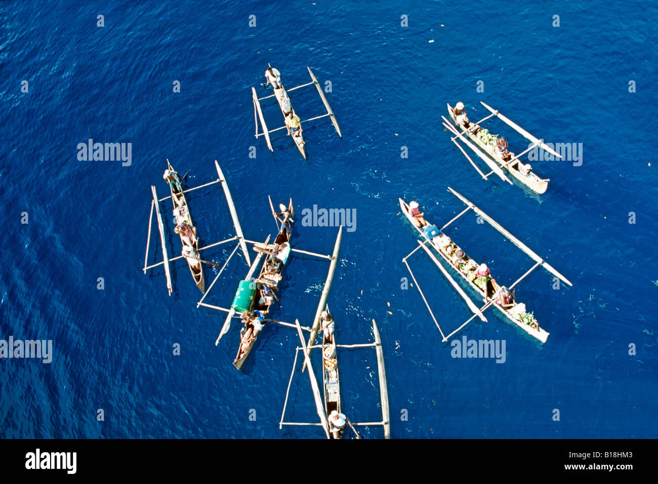 Handelsdugouts unter dem Kreuzschiff Hell-ville Hafen Nosy Be Insel Madagaskar Indischer Ozean Stockfoto