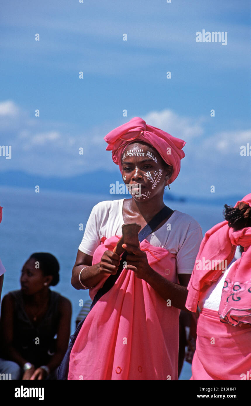Lokale Tänzer in Hell Ville Harbour auf Nosy Be Insel Madagaskar-Afrika Stockfoto