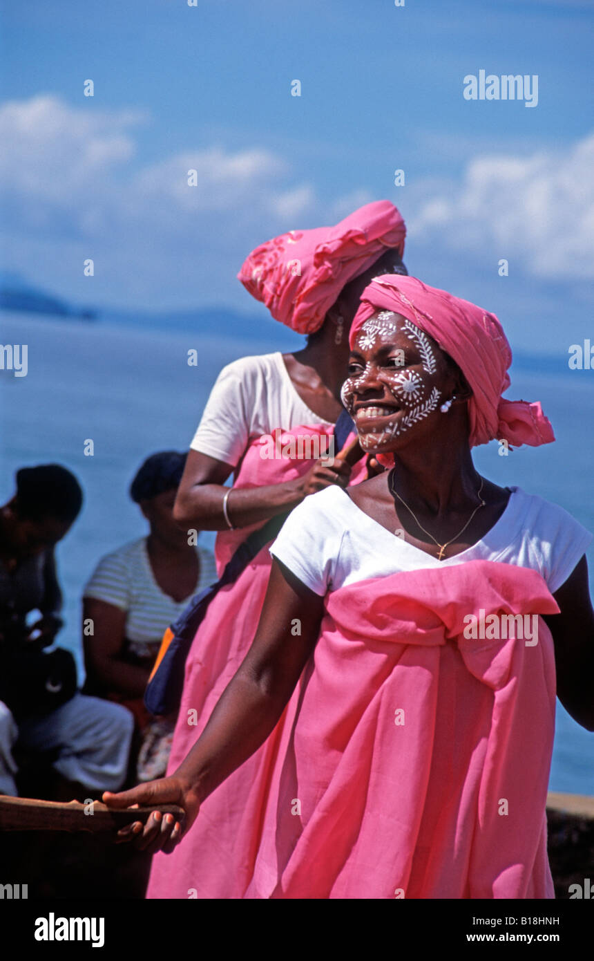 Lokale Tänzer Hell Ville Hafen auf Nosy Be Insel Madagaskar Stockfoto