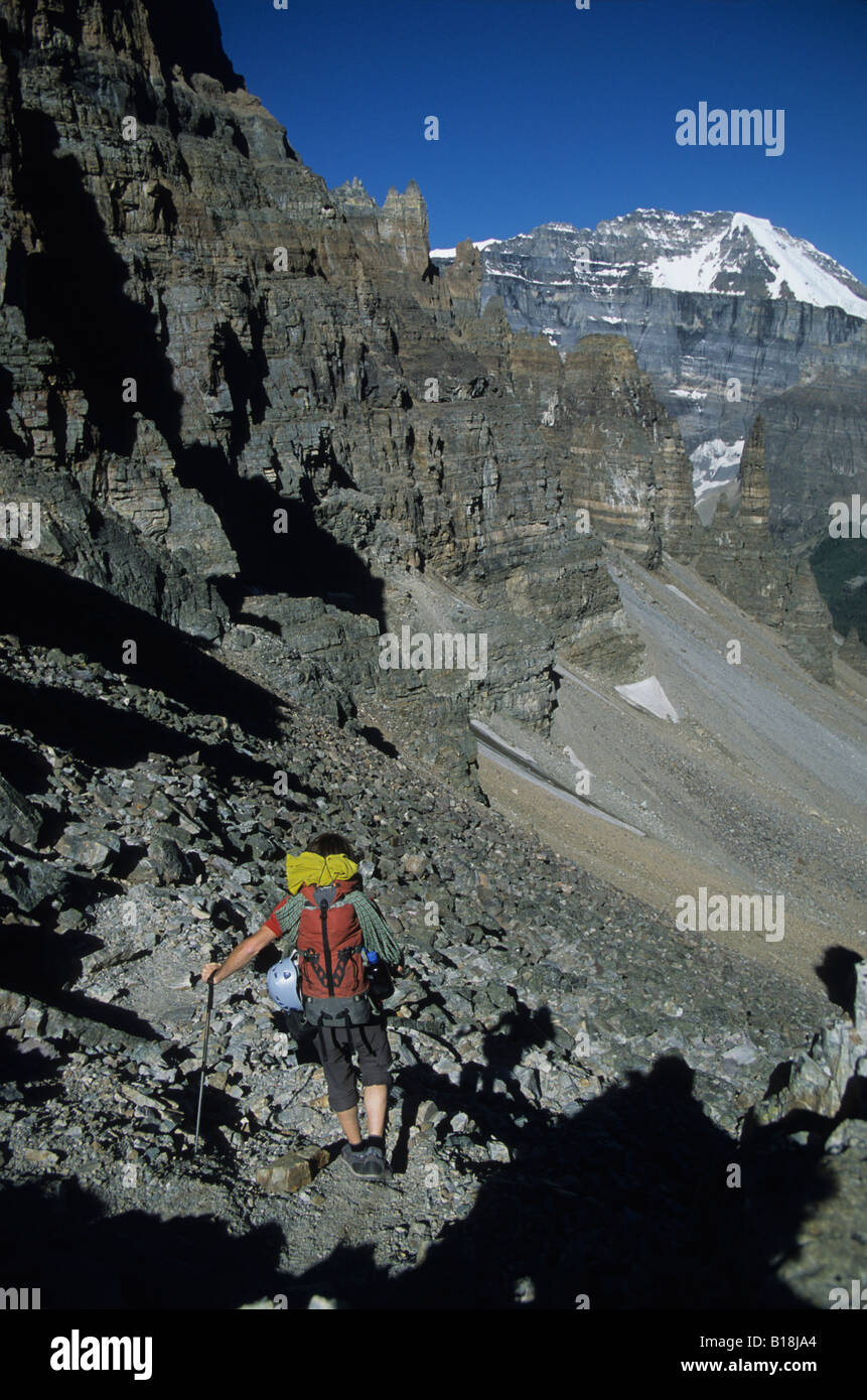 ein Bergsteiger auf seine Herangehensweise an heutigen Klettern Reiseziel in die Bugaboos, Britisch-Kolumbien, Kanada. Stockfoto