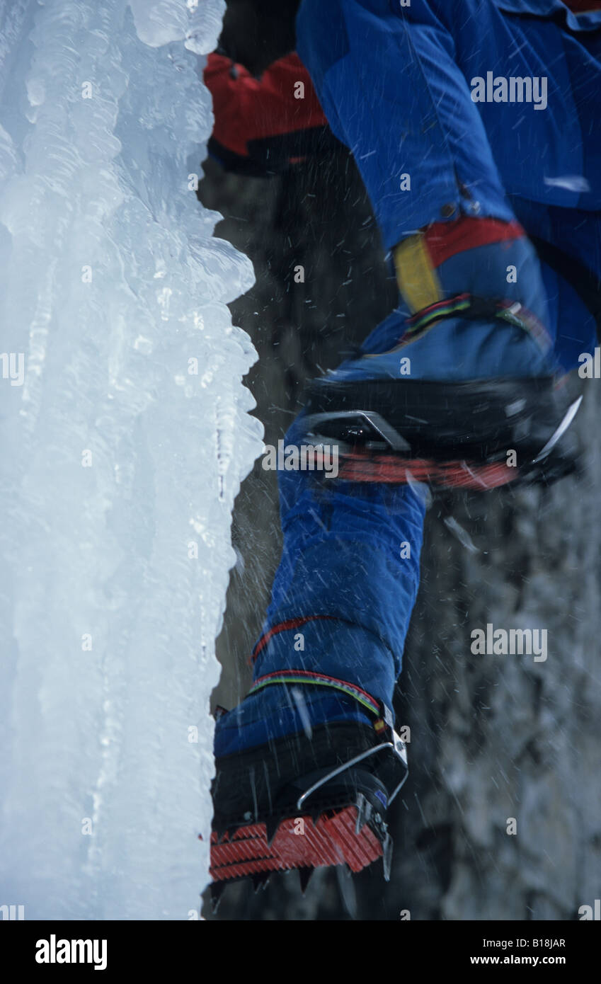 Ein Iceclimber er seinen Weg bis die Grotte Eisfälle Canyon, Alberta, Kanada. Stockfoto