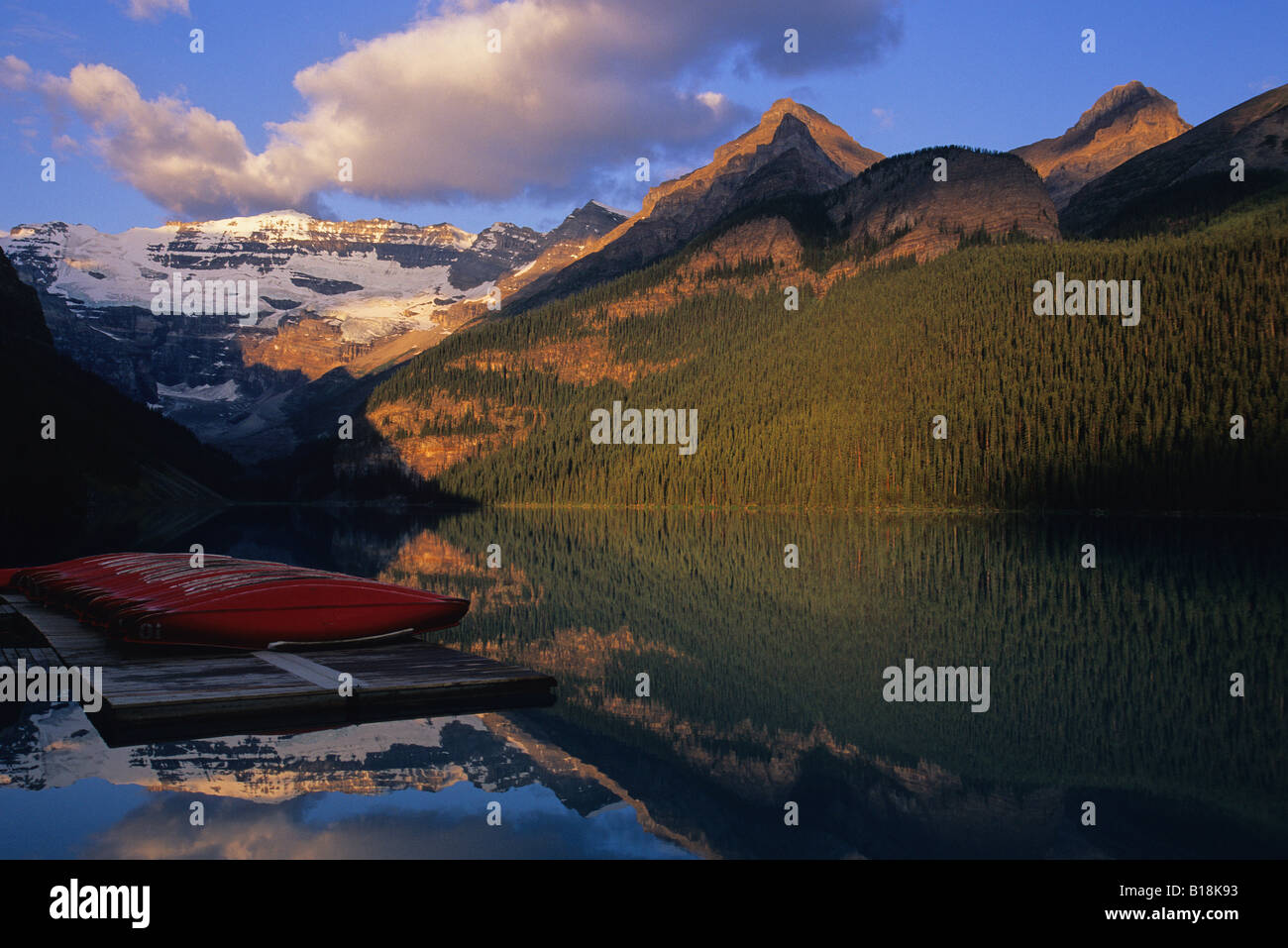 Lake Louise und Kanus auf der Anklagebank in den frühen Morgenstunden bei Sonnenaufgang Banff Nationalpark, Alberta, Kanada. Stockfoto