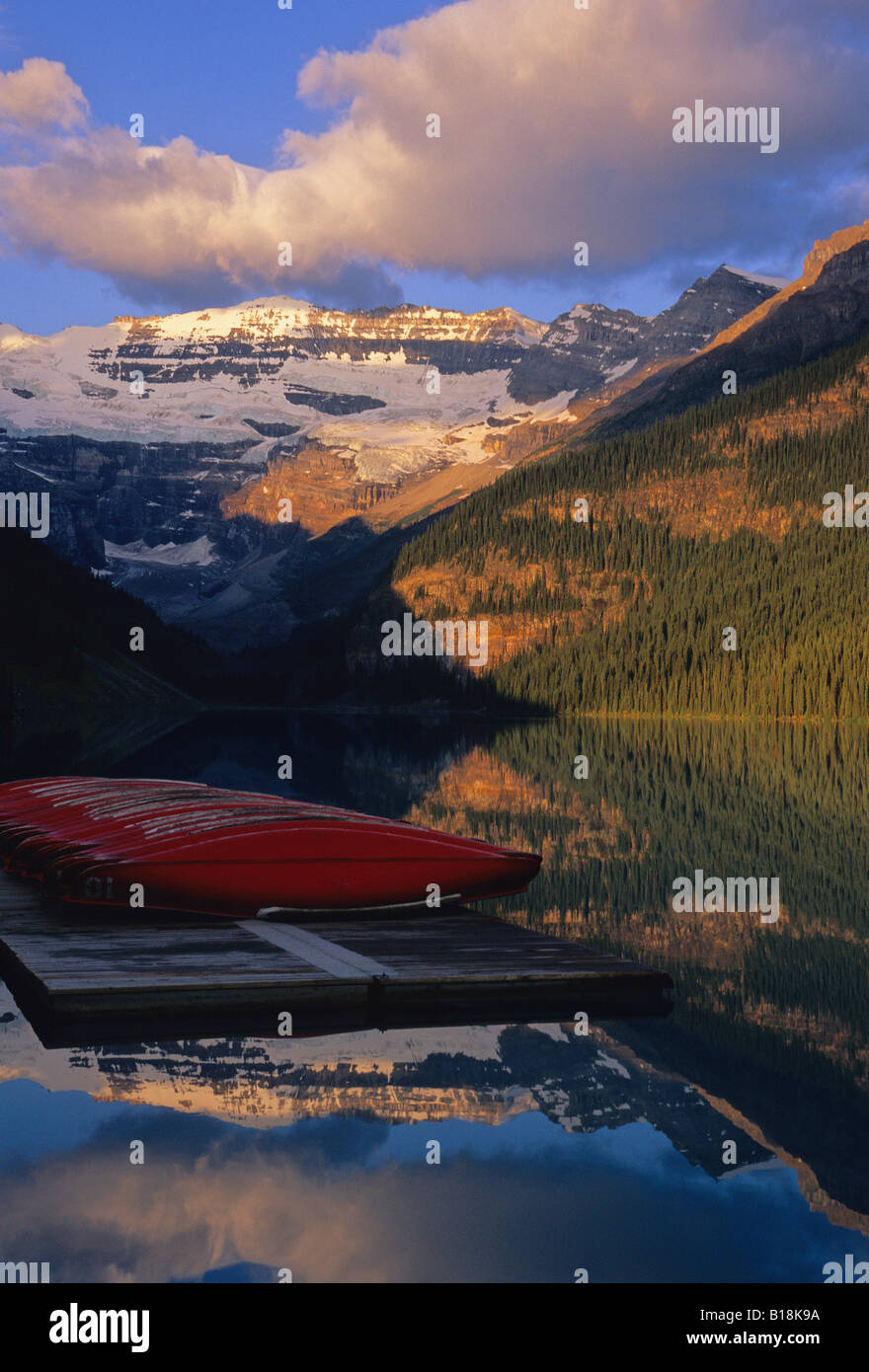 Lake Louise und Kanus am frühen Morgen bei Sonnenaufgang Banff Nationalpark, Alberta, Kanada. Stockfoto