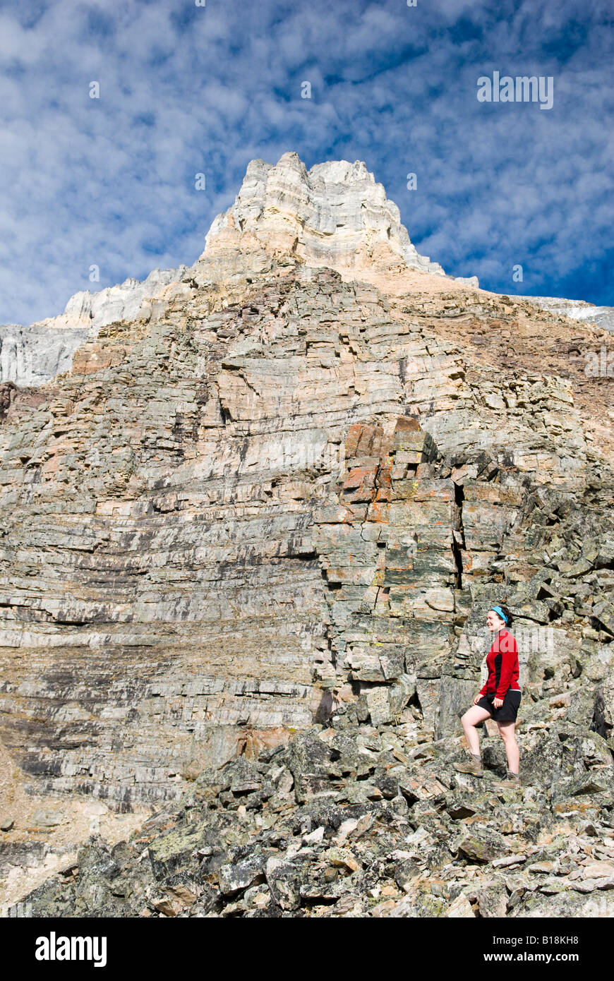 Eine weibliche Wanderer blickt von Sentinel Pass in der Nähe von Moraine Lake im Banff Nationalpark, Alberta, Kanada. Stockfoto