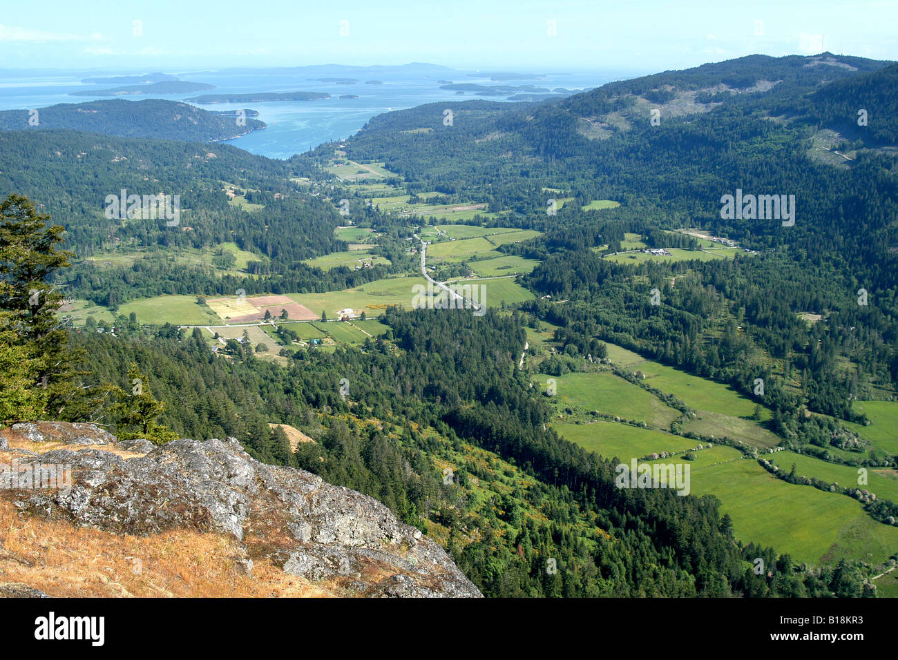 Der Blick vom Mount Maxwell mit Blick auf die Felder im Tal Fulford. Salt Spring Island. Gulf Islands in British Columbia, Ca Stockfoto