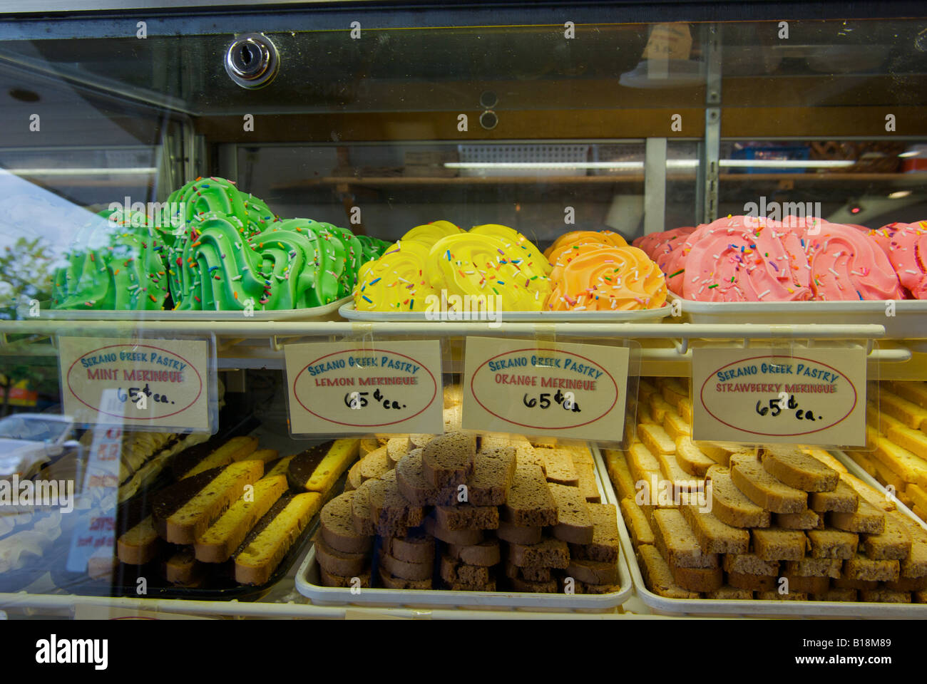 Vitrine von ausgefallenen Kekse und Gebäck in einer griechischen Bäckerei-Konditorei. Stockfoto