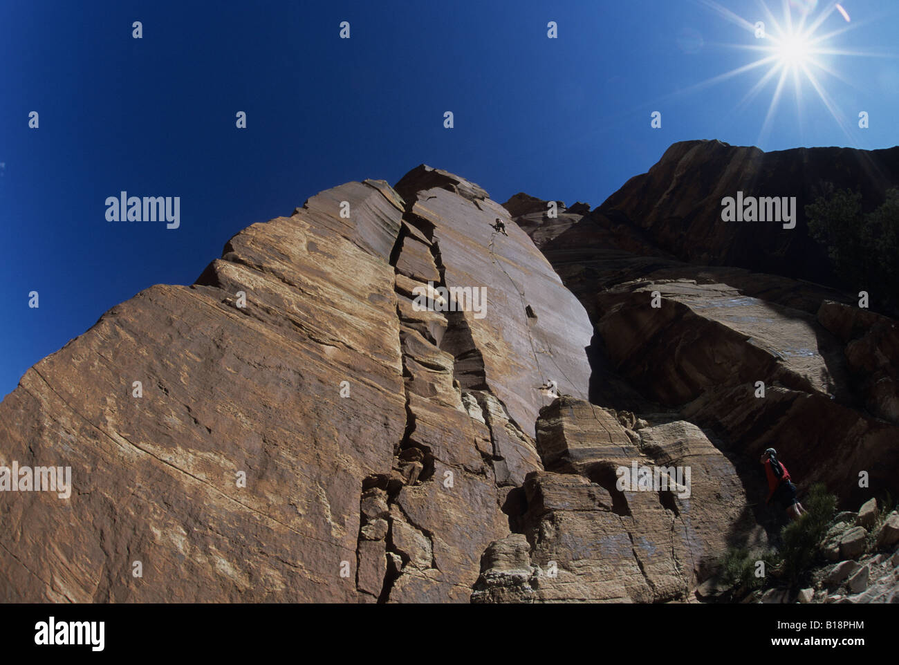 Ein Kletterer, aufsteigend wie Rambo, 5.12 Route in Indian Creek im US-Bundesstaat Utah. Stockfoto